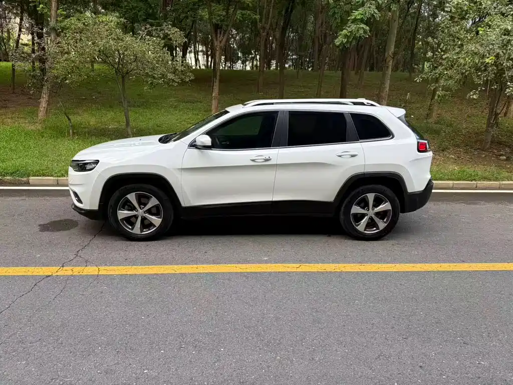 Jeep Cherokee — фото 3