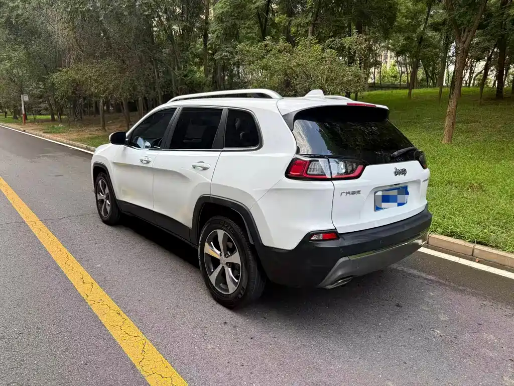 Jeep Cherokee — фото 4