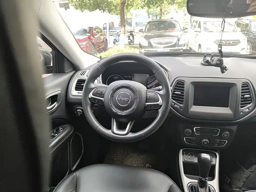 Jeep Compass — фото 11