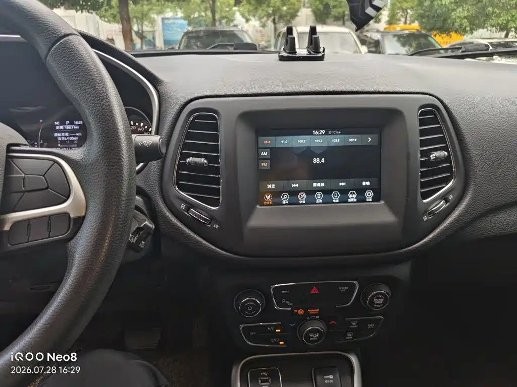 Jeep Compass — фото 13