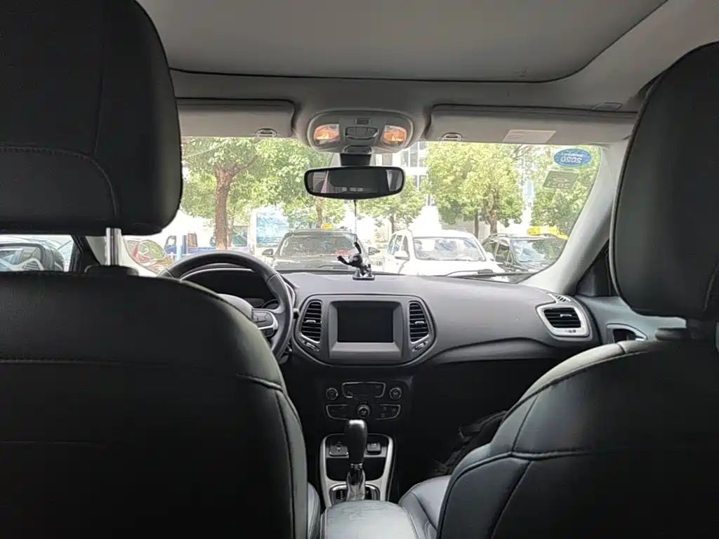 Jeep Compass — фото 18