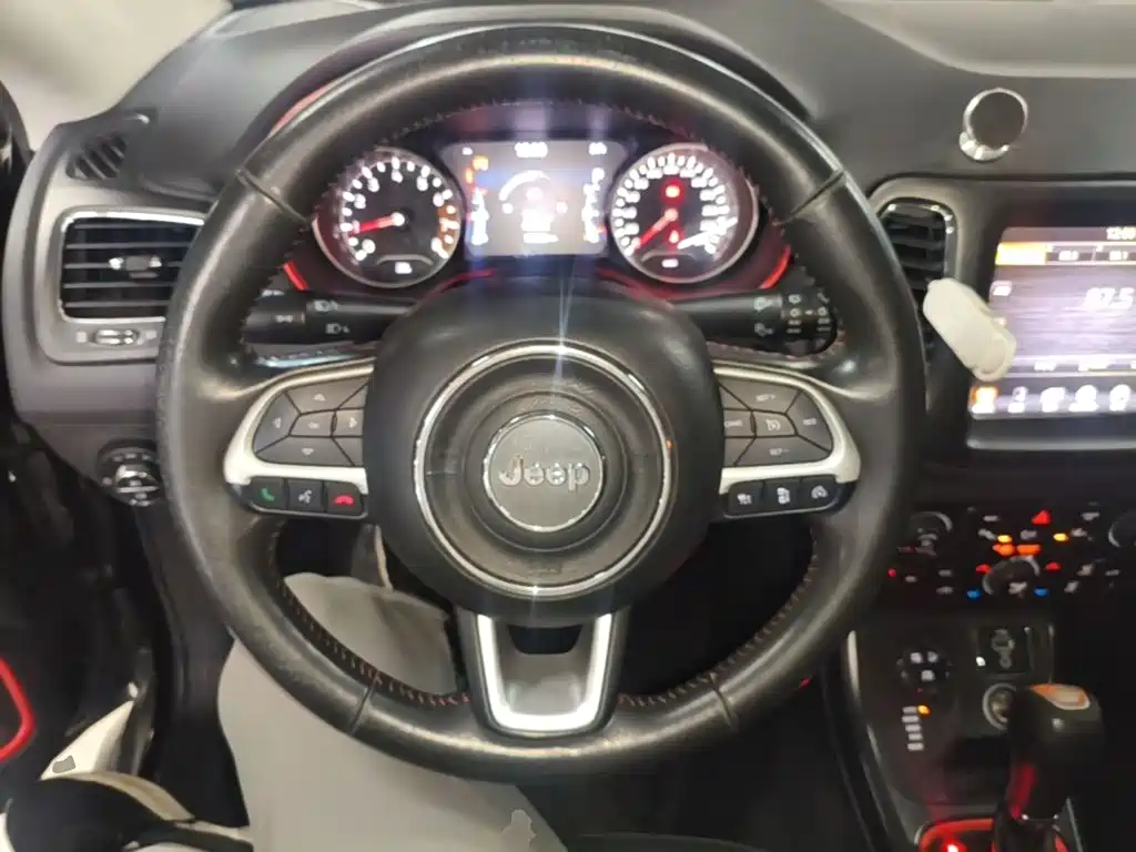 Jeep Compass — фото 11