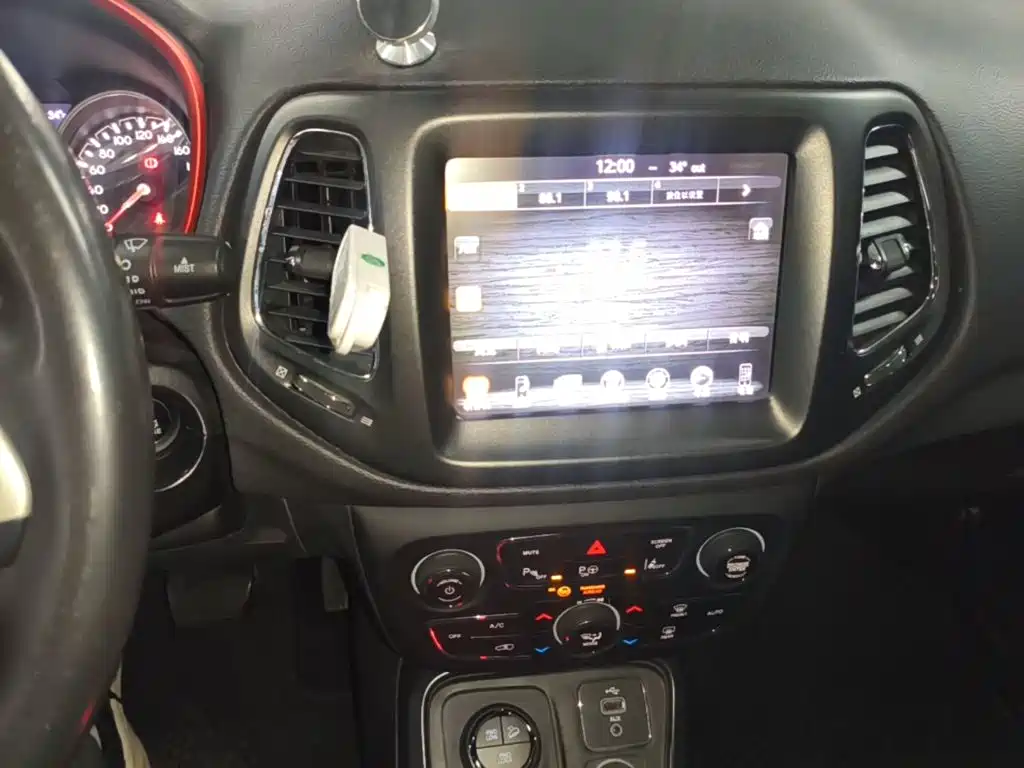 Jeep Compass — фото 13