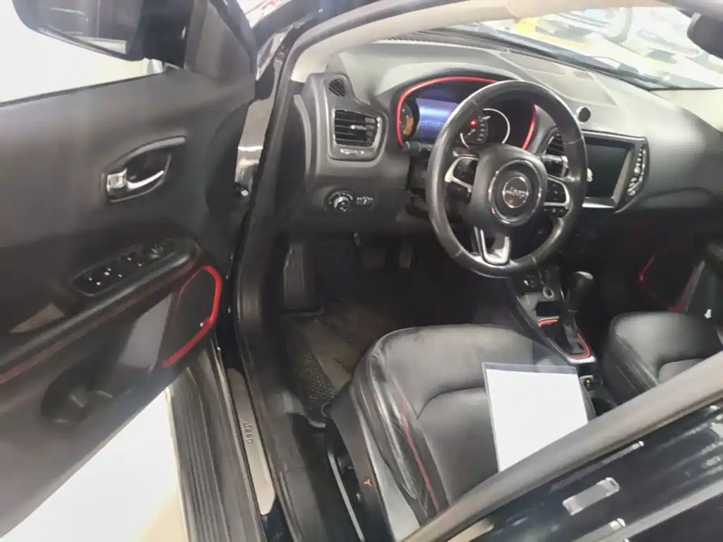 Jeep Compass — фото 16