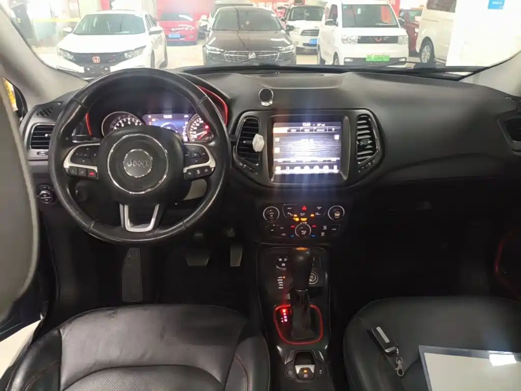 Jeep Compass — фото 10