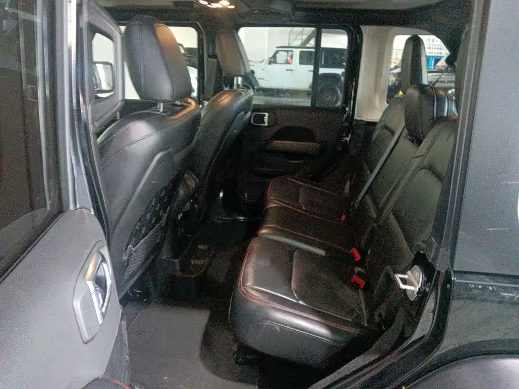 Jeep Wrangler — фото 14