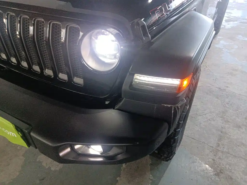 Jeep Wrangler — фото 19
