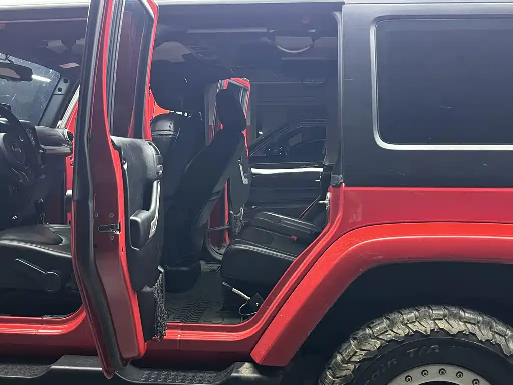 Jeep Wrangler — фото 14