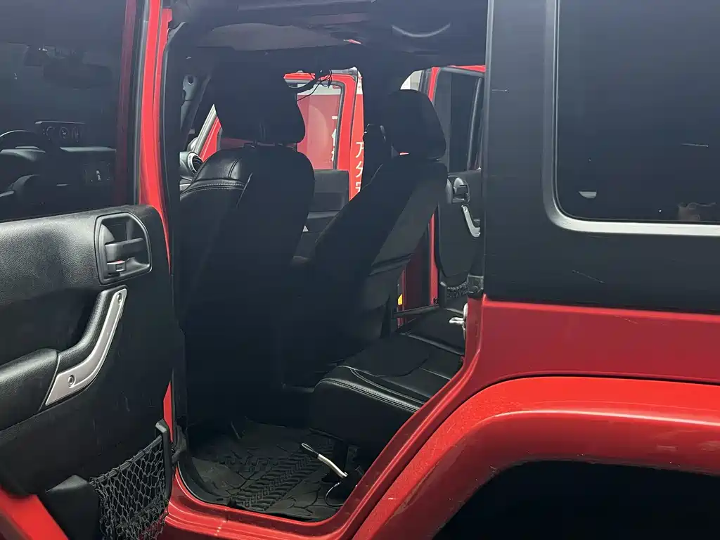 Jeep Wrangler — фото 15