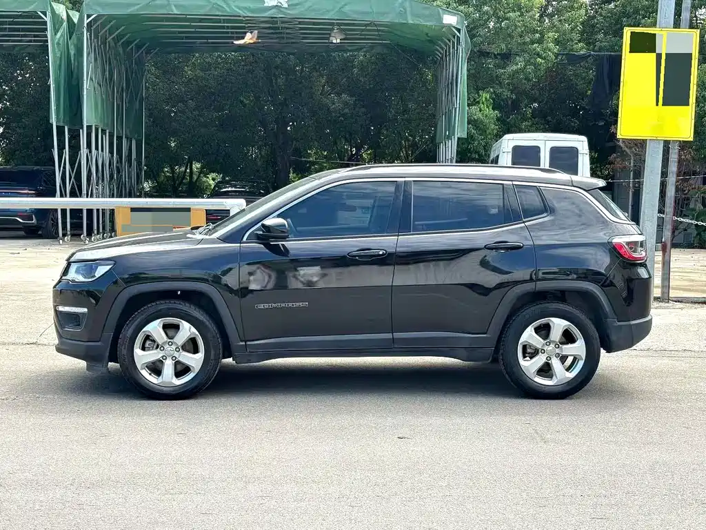 Jeep Compass — фото 8