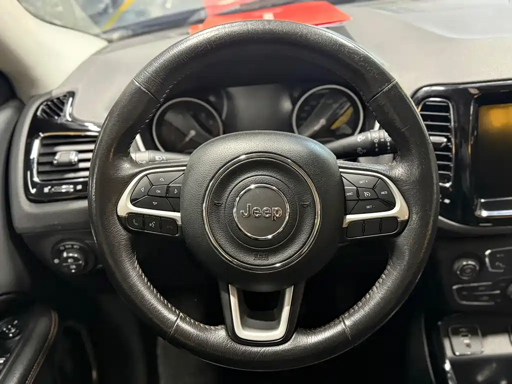 Jeep Compass — фото 13