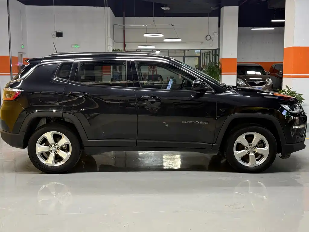 Jeep Compass — фото 8