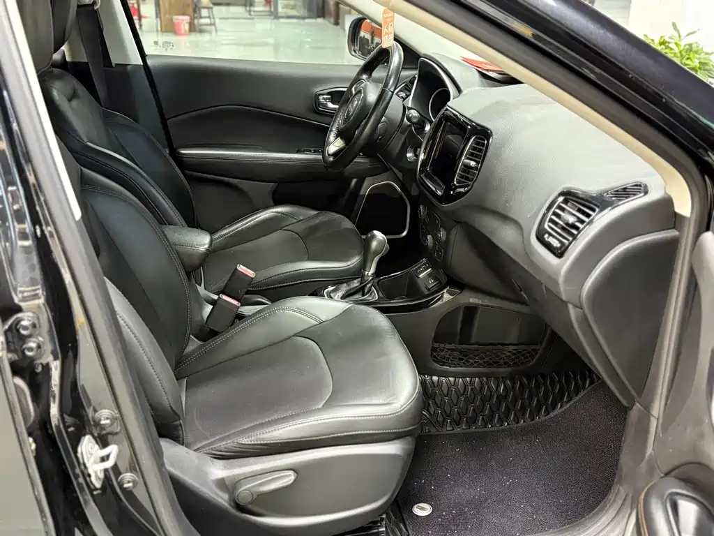 Jeep Compass — фото 9