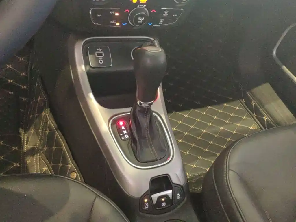 Jeep Compass — фото 14