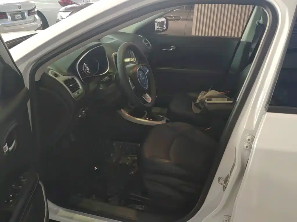 Jeep Compass — фото 15
