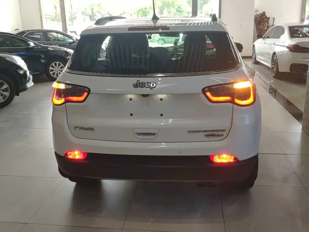 Jeep Compass — фото 6