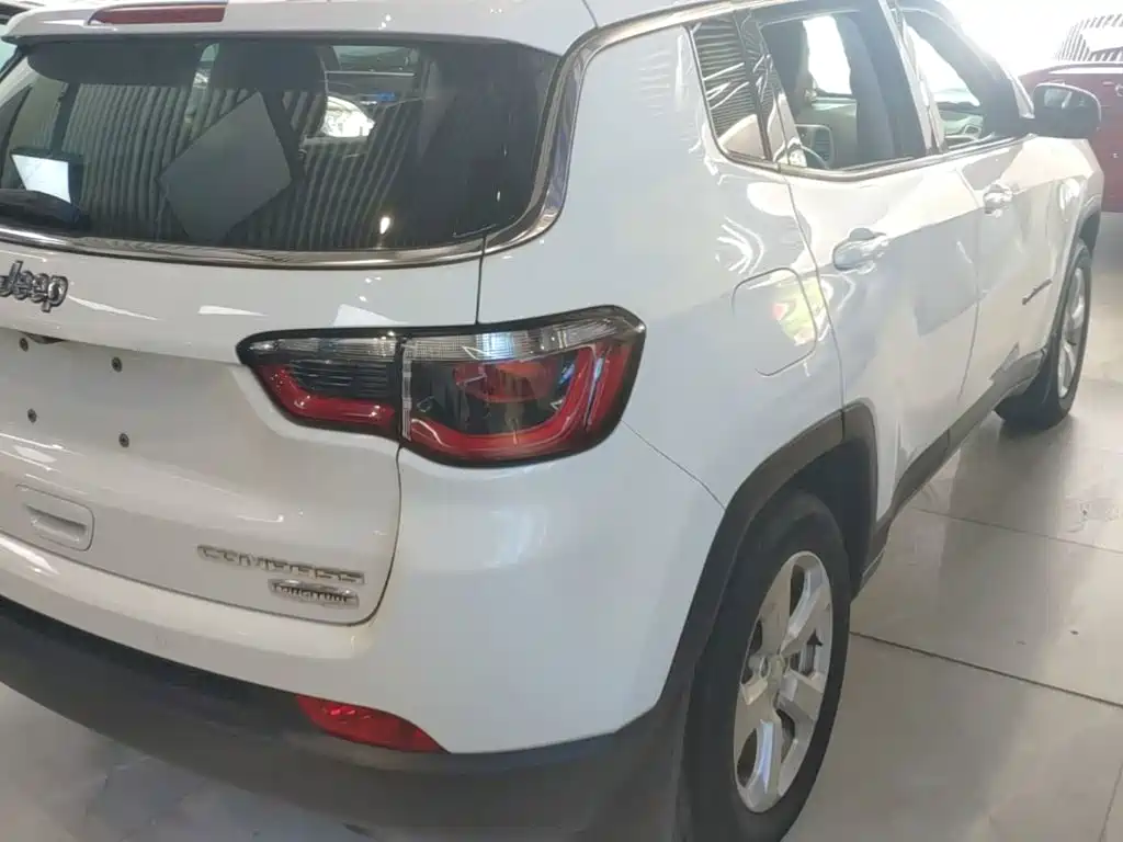 Jeep Compass — фото 8
