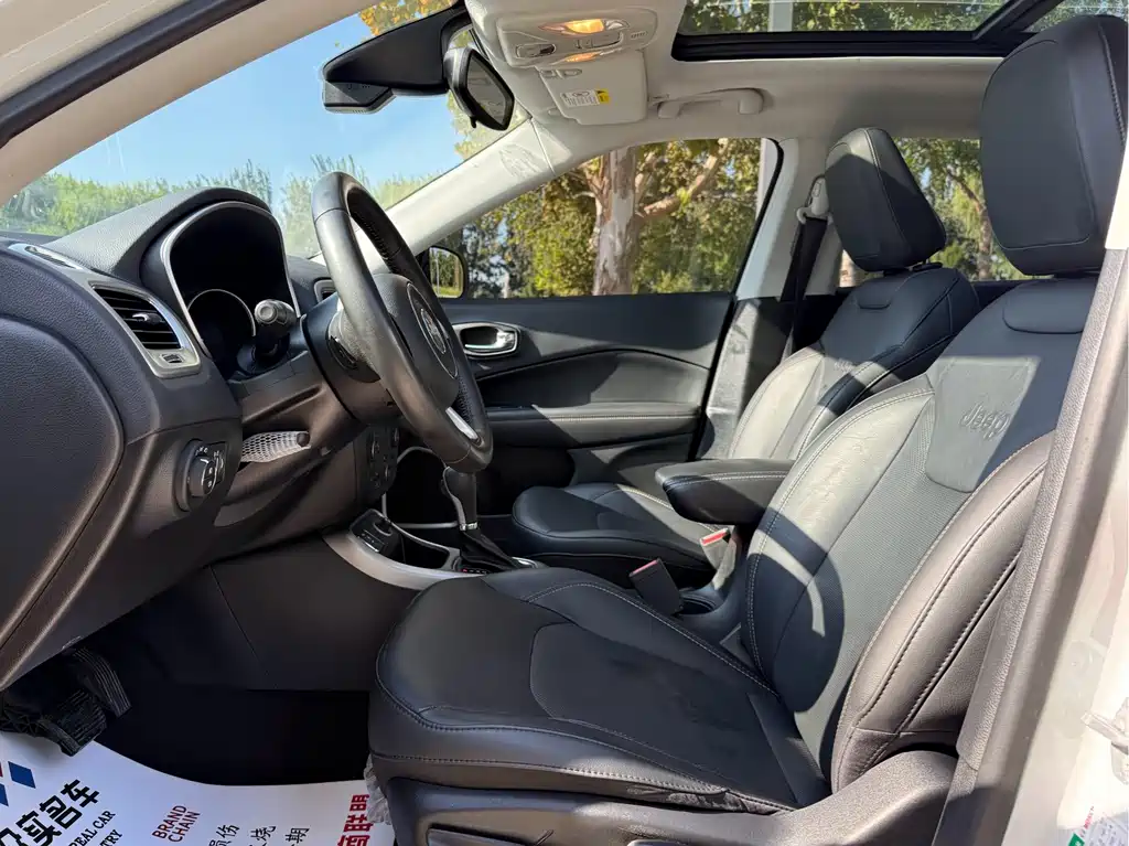 Jeep Compass — фото 6