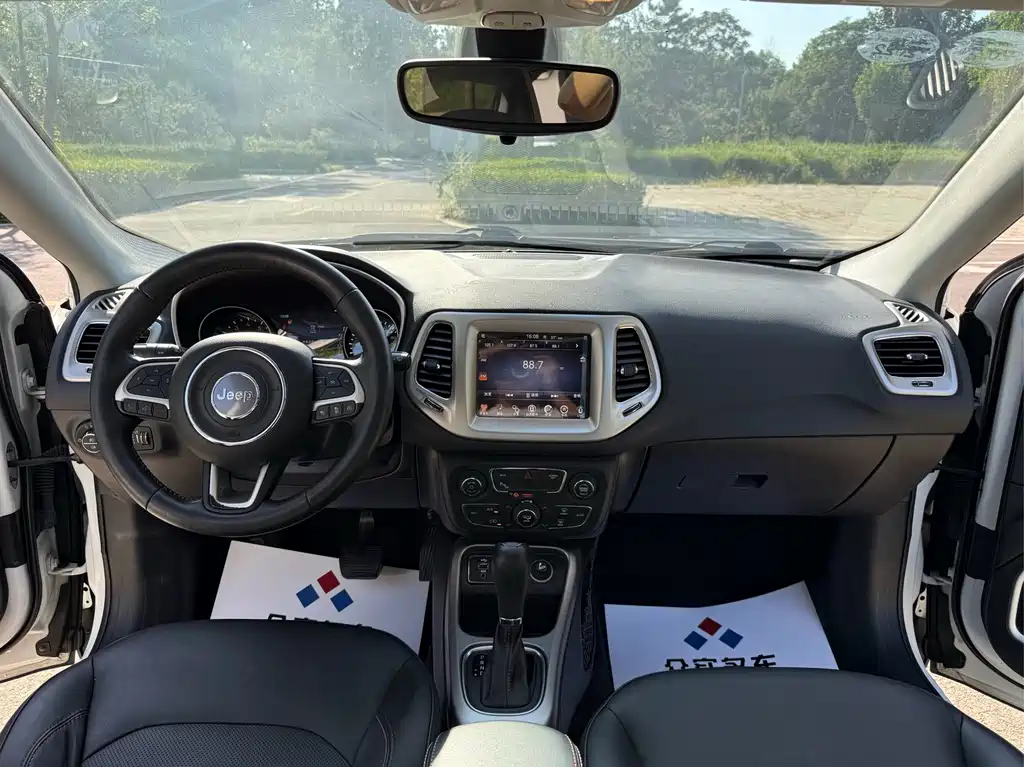 Jeep Compass — фото 8