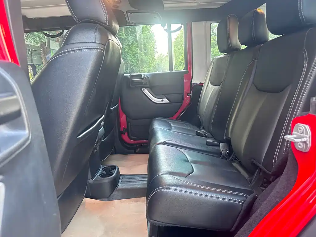 Jeep Wrangler — фото 13