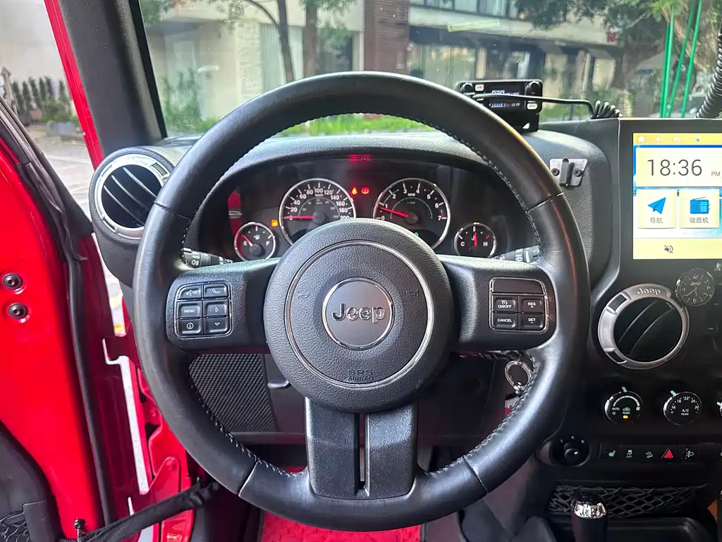 Jeep Wrangler — фото 7