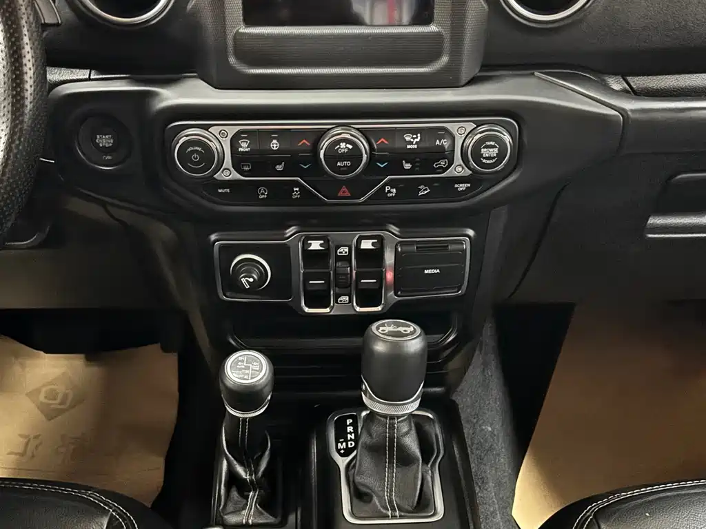 Jeep Wrangler — фото 11