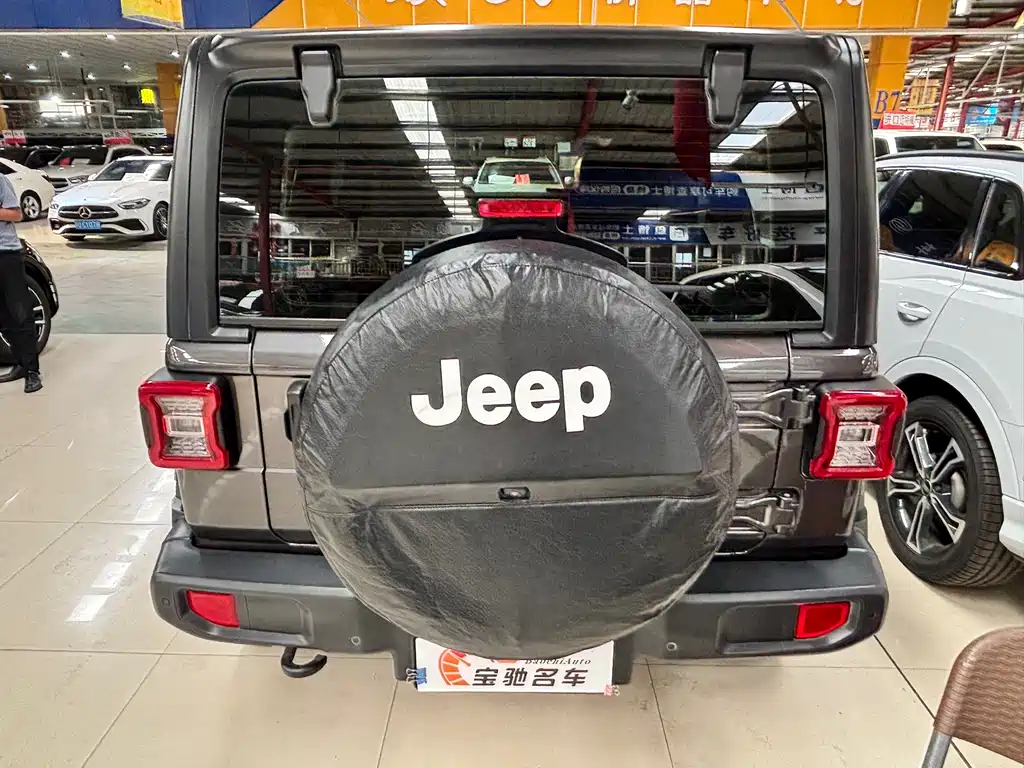 Jeep Wrangler — фото 13