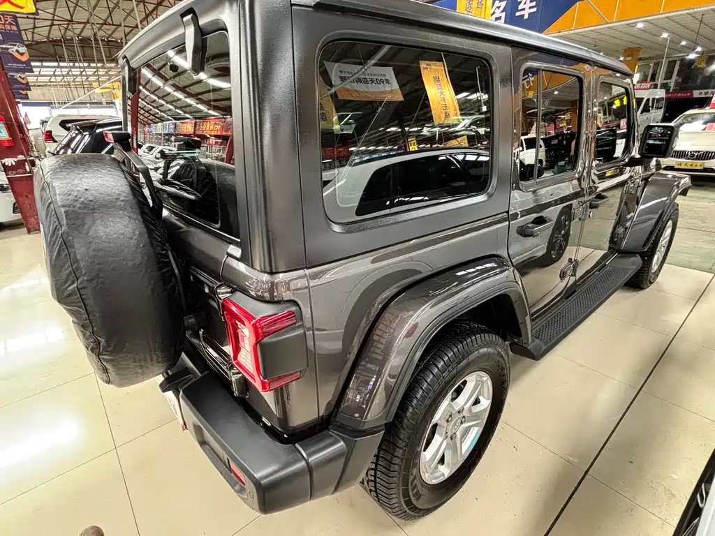Jeep Wrangler — фото 14