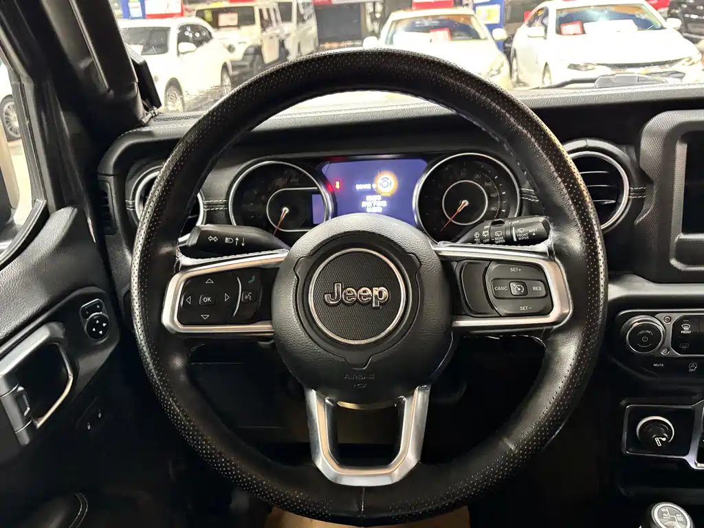 Jeep Wrangler — фото 10