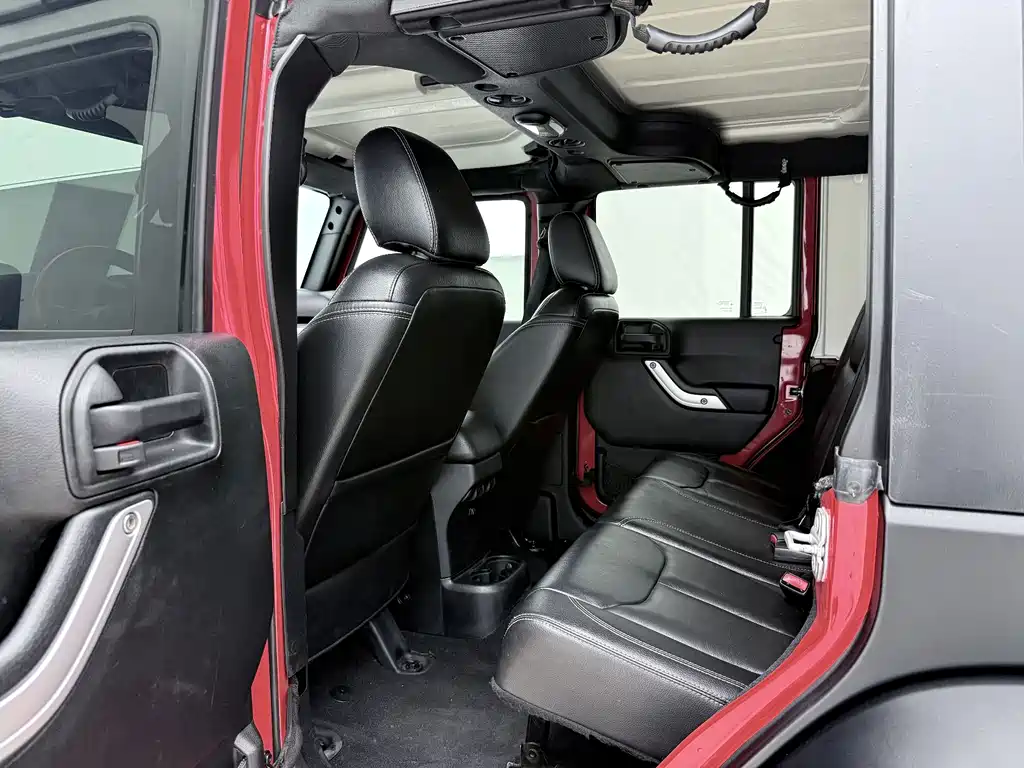 Jeep Wrangler — фото 11