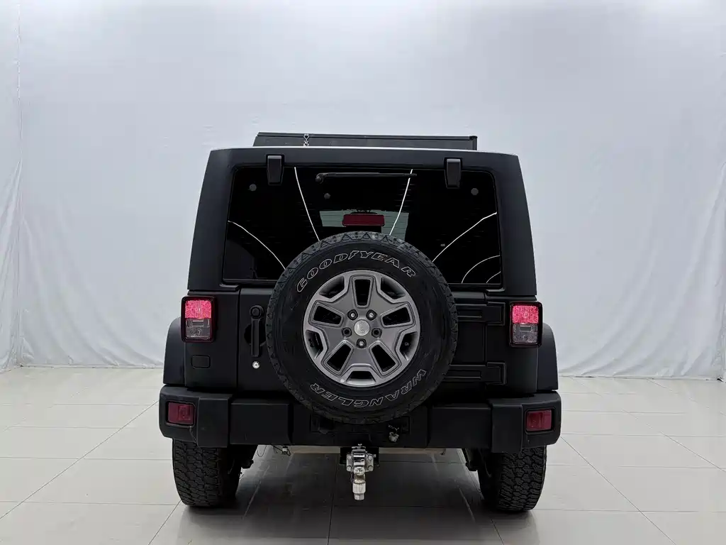 Jeep Wrangler — фото 14