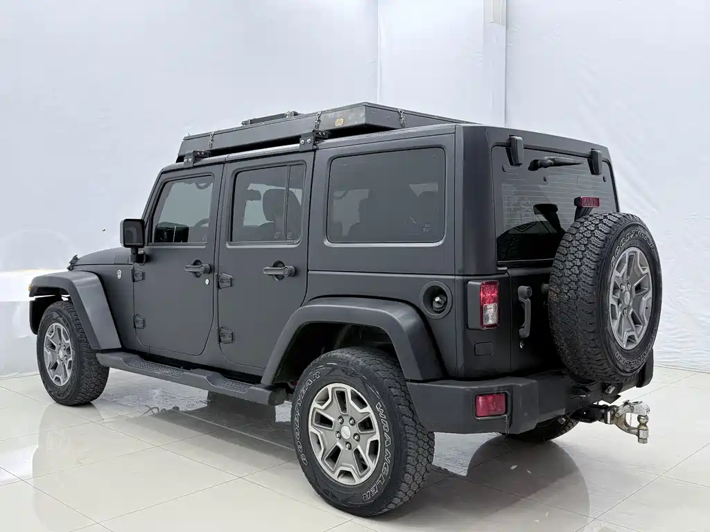 Jeep Wrangler — фото 15