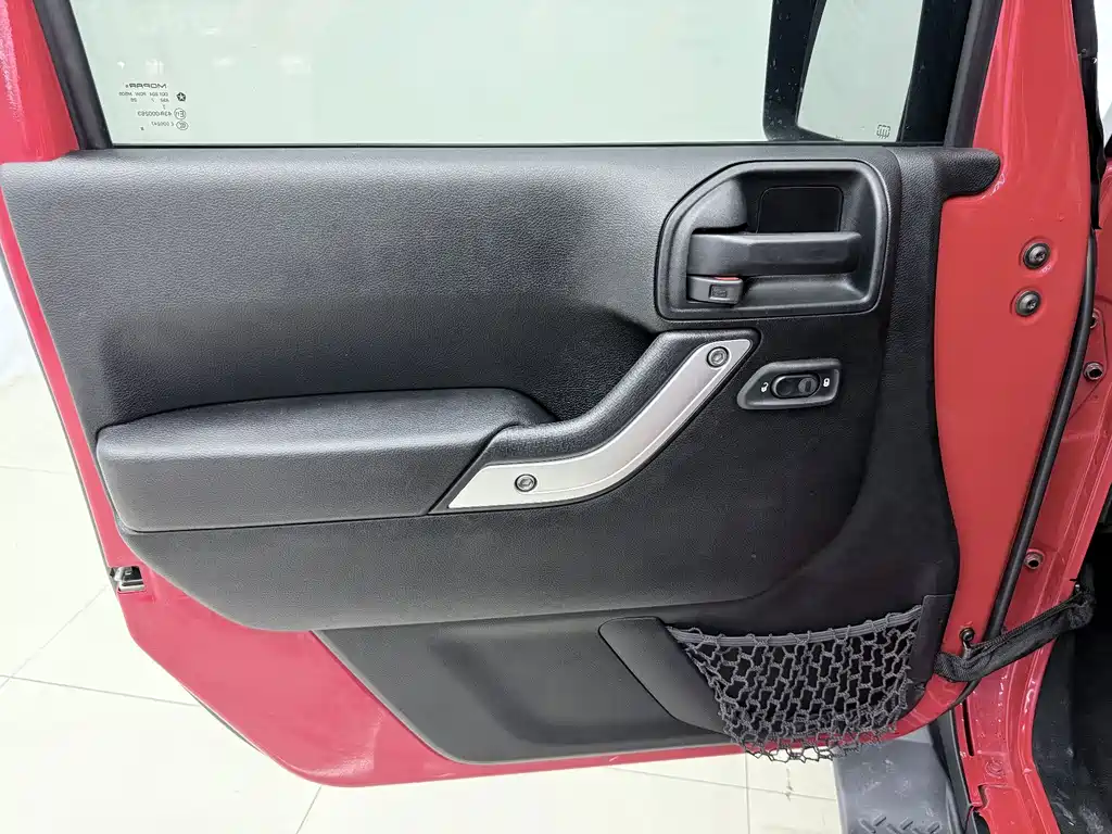 Jeep Wrangler — фото 17