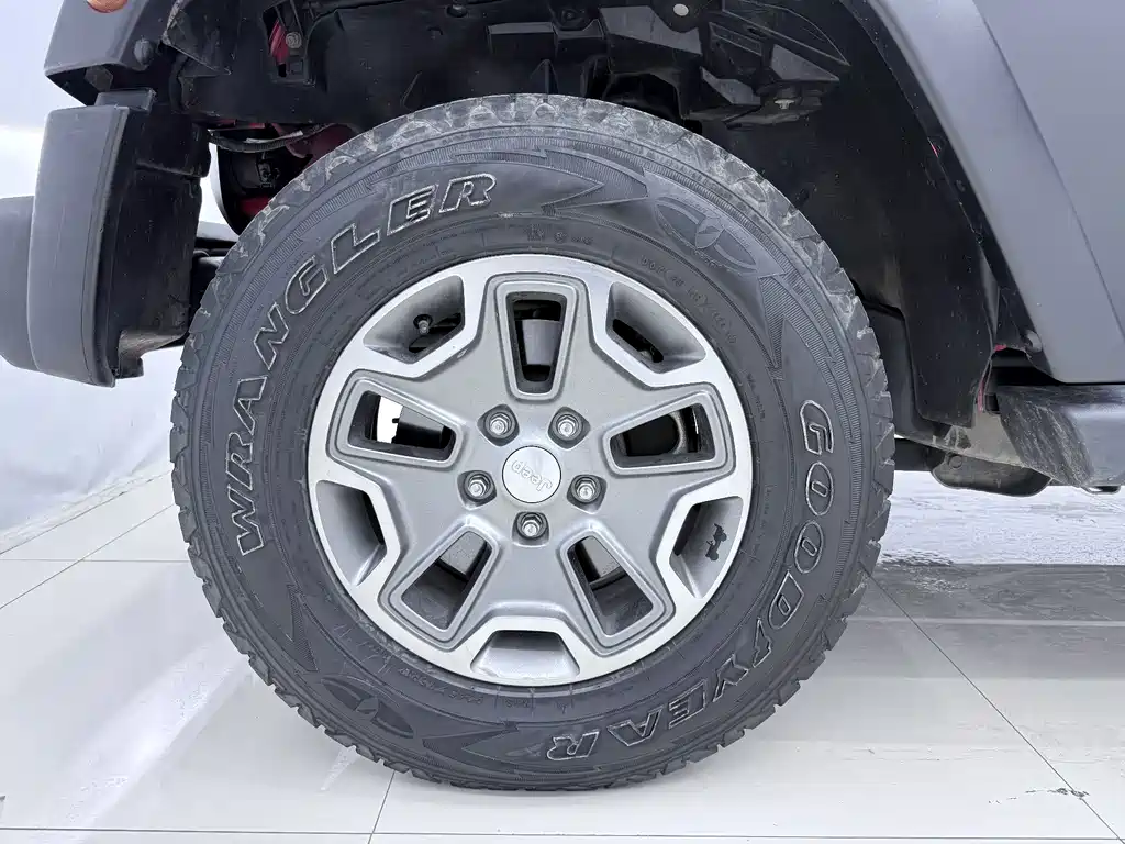 Jeep Wrangler — фото 18