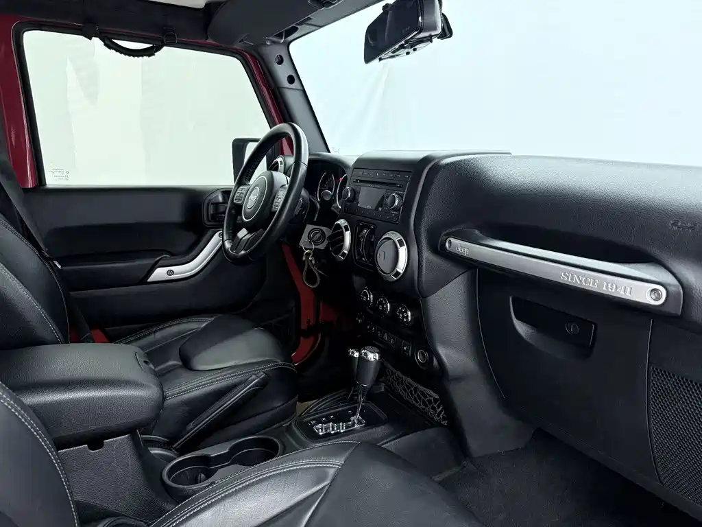 Jeep Wrangler — фото 10