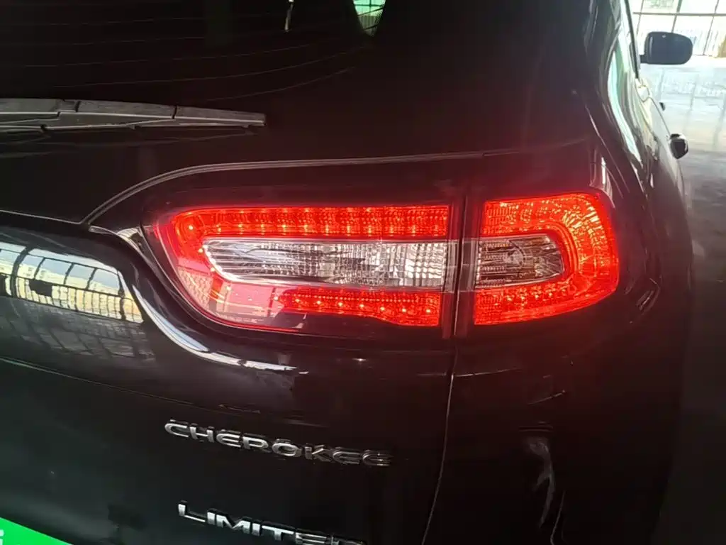 Jeep Cherokee — фото 8