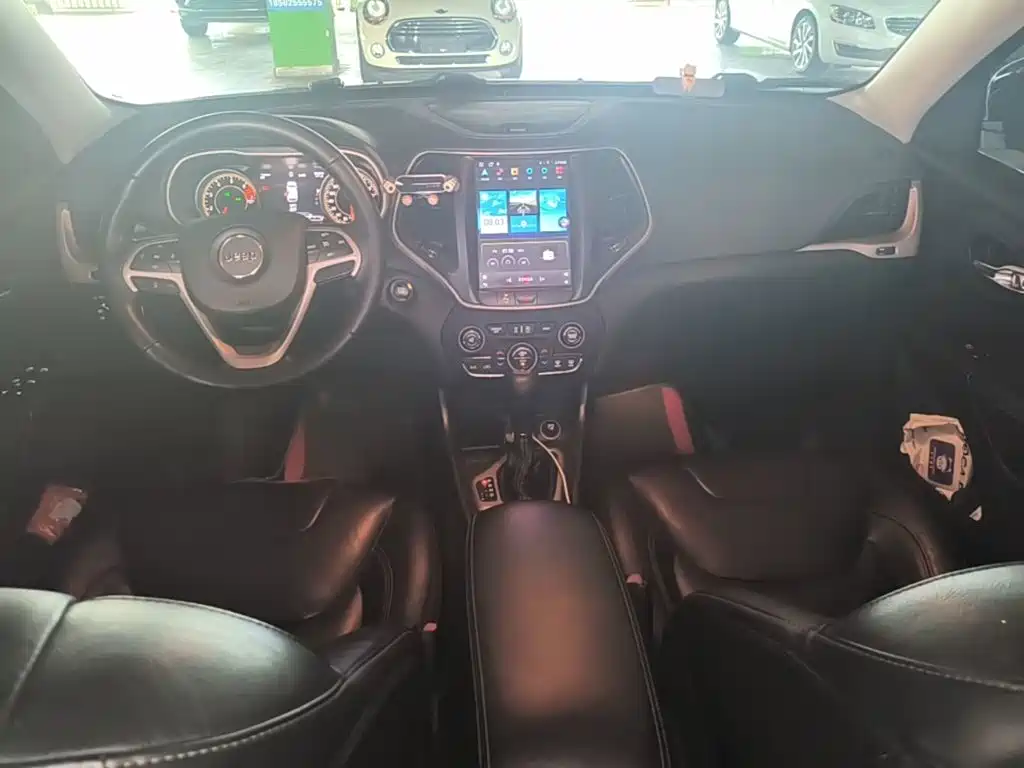 Jeep Cherokee — фото 10