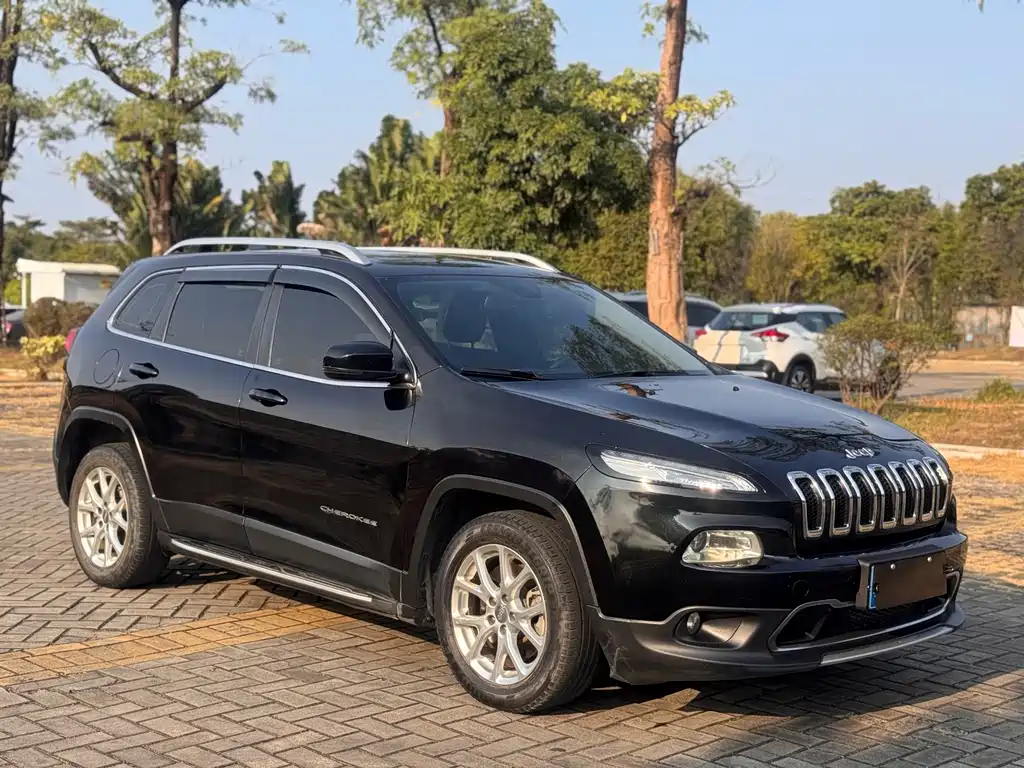 Jeep Cherokee — фото 3