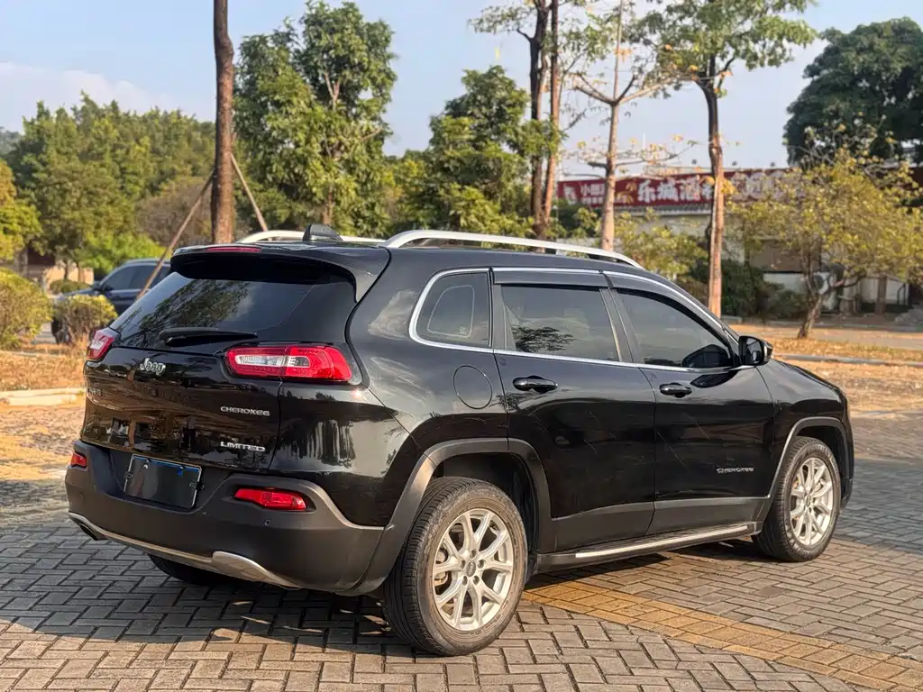 Jeep Cherokee — фото 4