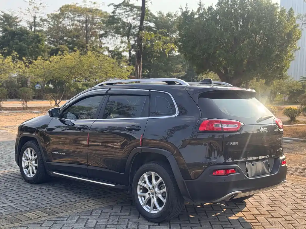 Jeep Cherokee — фото 6