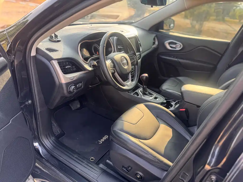 Jeep Cherokee — фото 8