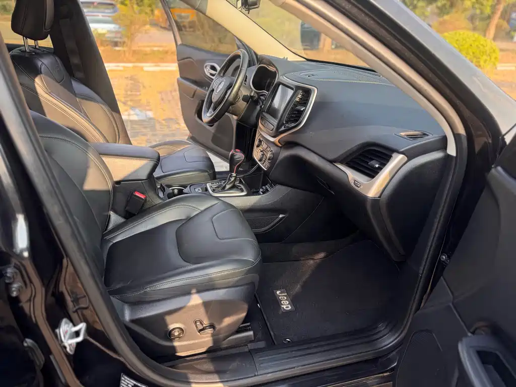 Jeep Cherokee — фото 9