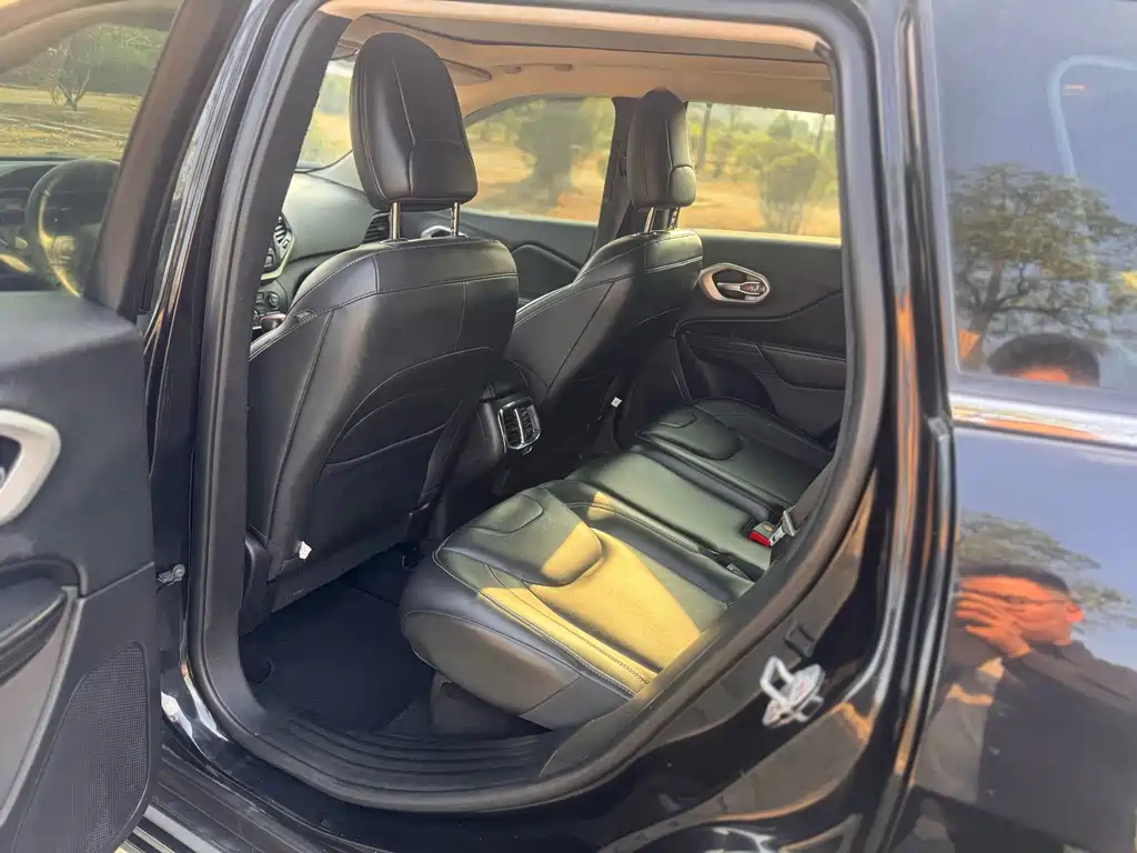 Jeep Cherokee — фото 10