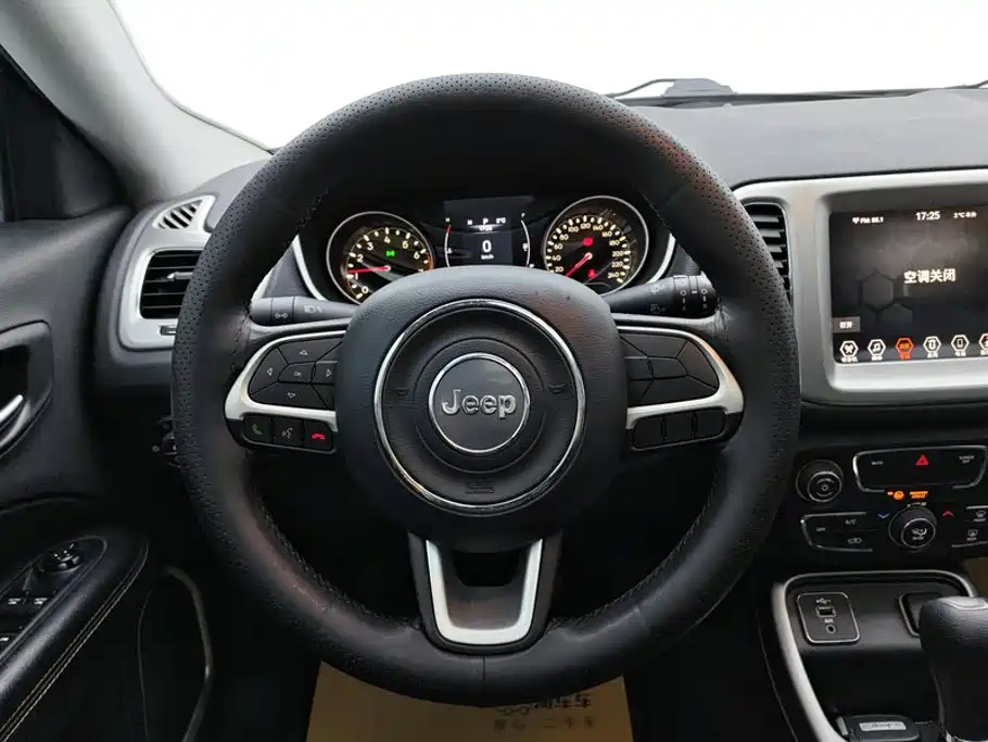 Jeep Compass — фото 15