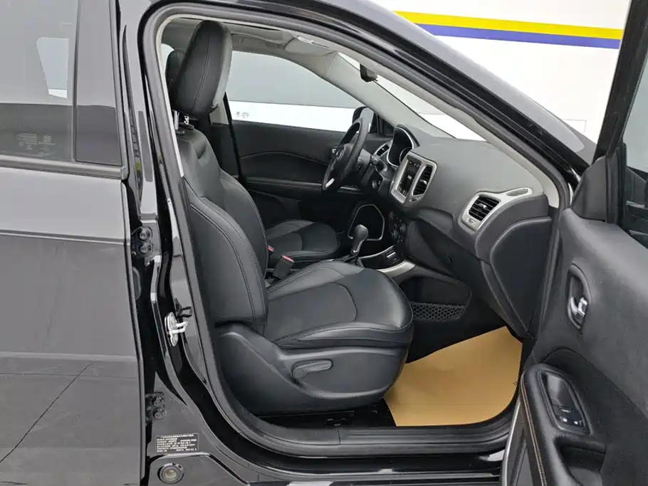 Jeep Compass — фото 8
