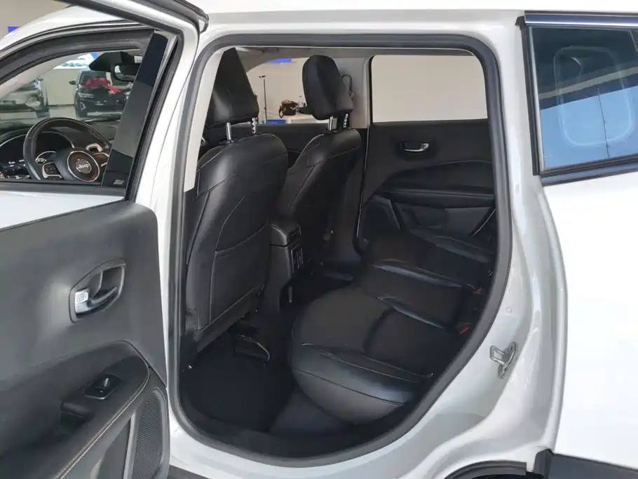 Jeep Compass — фото 11