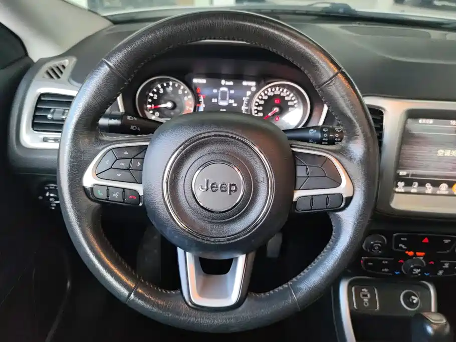 Jeep Compass — фото 15