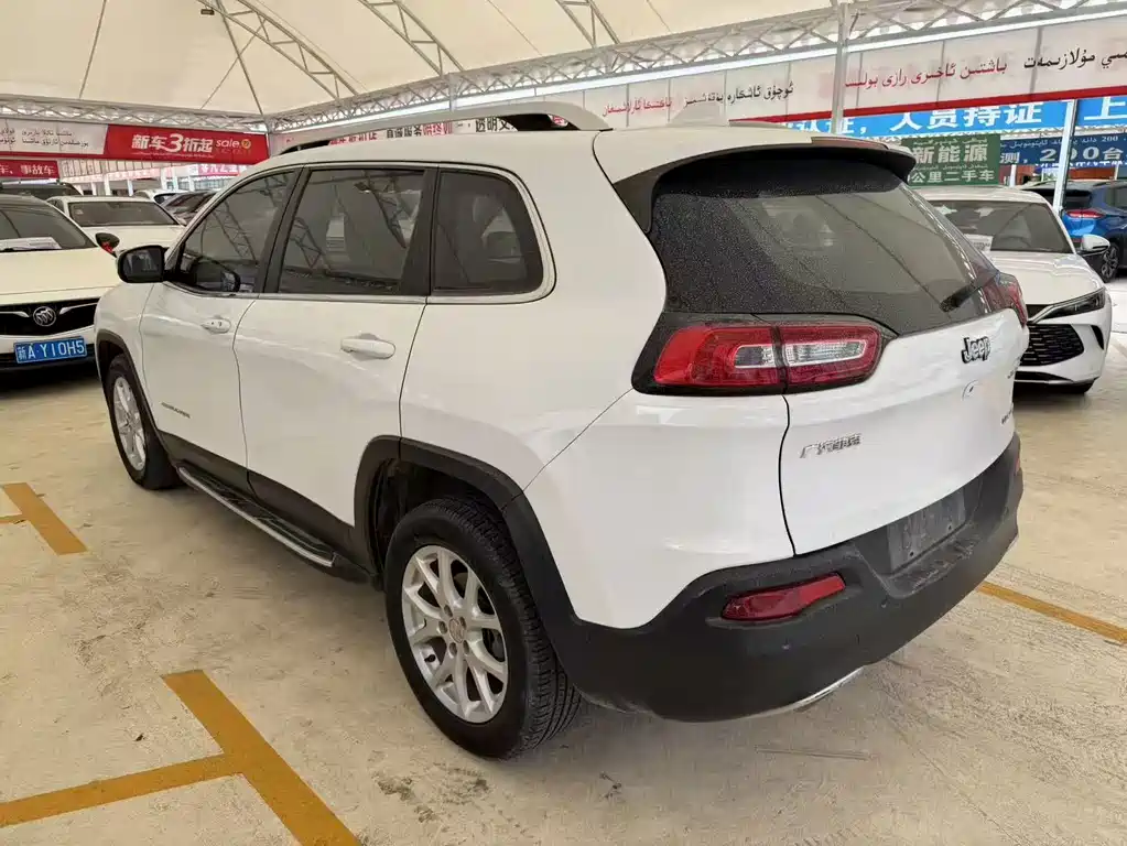 Jeep Cherokee — фото 7