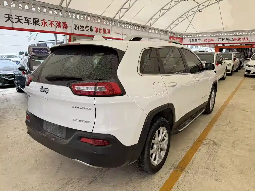 Jeep Cherokee — фото 9