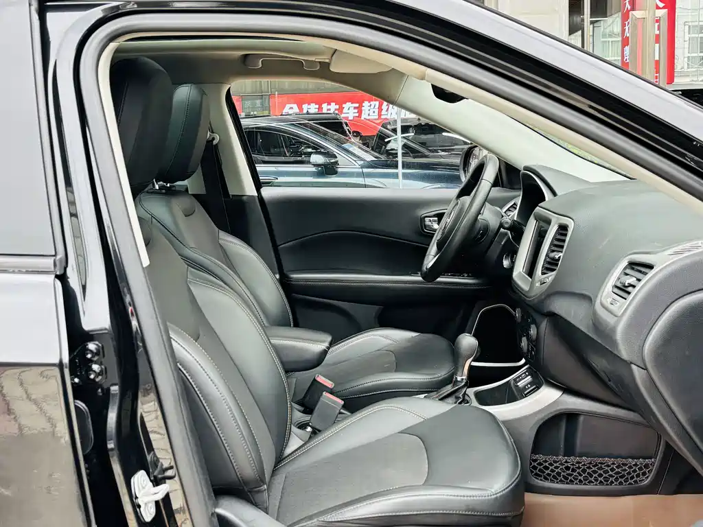 Jeep Compass — фото 11